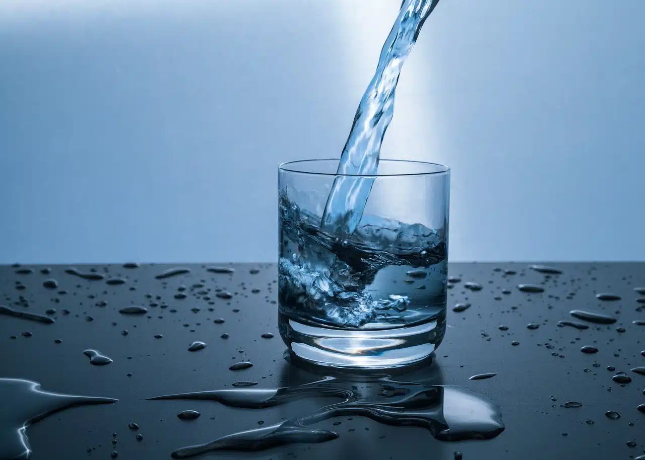 Maux de tête, fatigue, bouche sèche : les signaux que vous ne buvez pas assez d'eau